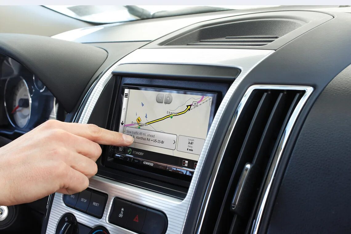 Экран автомагнитолы с GPS навигатором. Navigation System авто. Car navigation System магнитола. Выдвижной дисплей в авто.