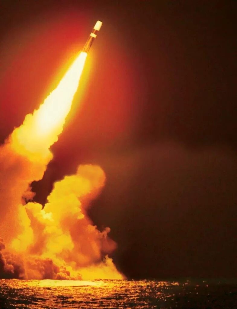 Ugm-133a trident ii d5. Трайдент баллистическая ракета. Трайдент баллистическая ракета. Трайдент баллистическая ракета. Ракета трайдент 2.