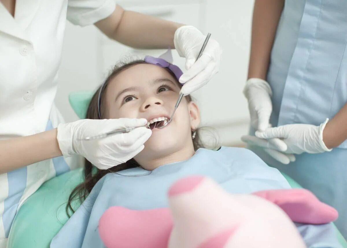 Три стоматолога. Анестезия в детской стоматологии. Операция стоматолог детям. Детская стоматология без боли. Анестезия стоматолог ребенок.