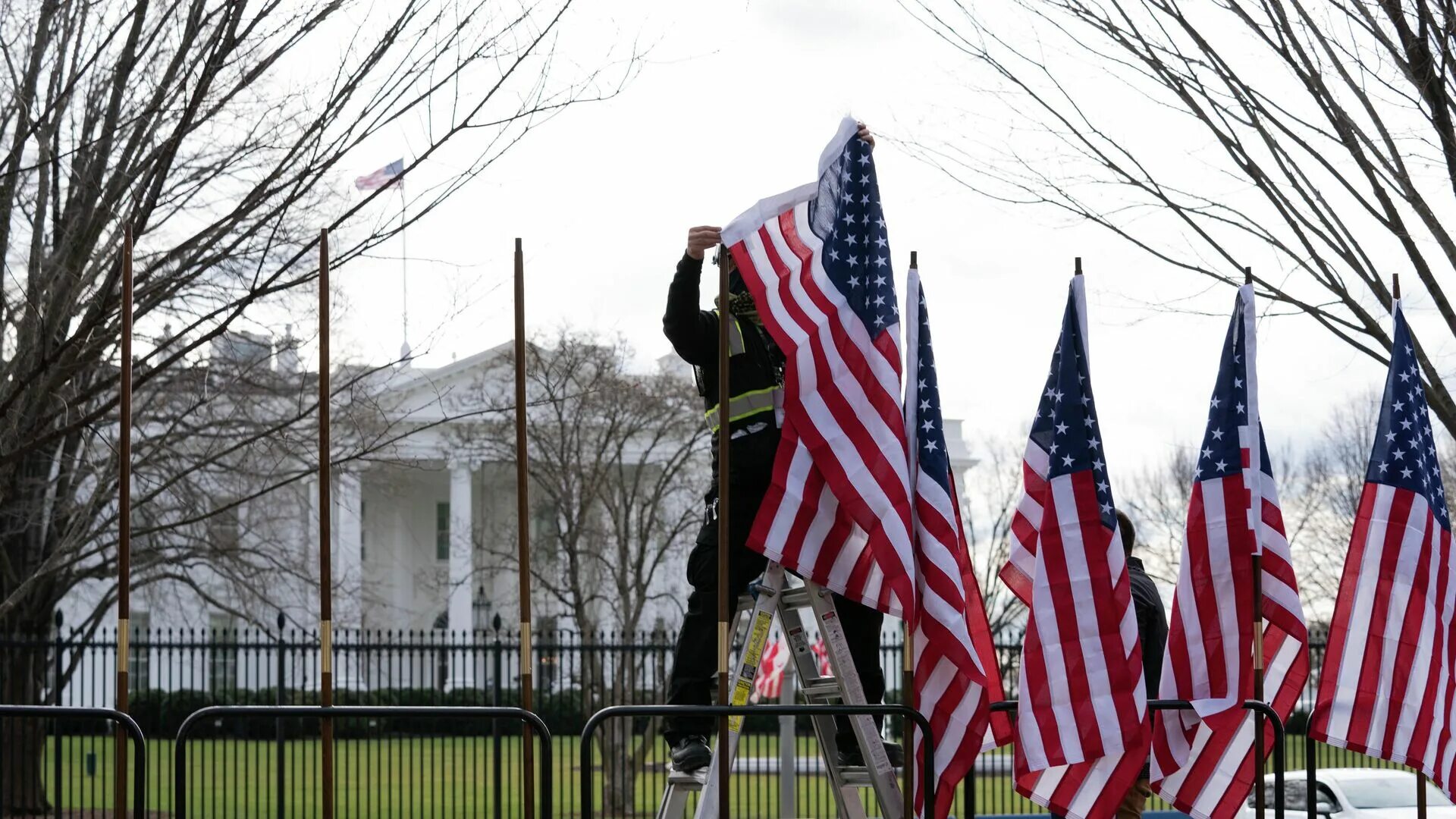 В случае агрессии против россии. Администрация президента США Джо Байдена. Американский флаг в Украине. США против РФ. Белый дом России и США.