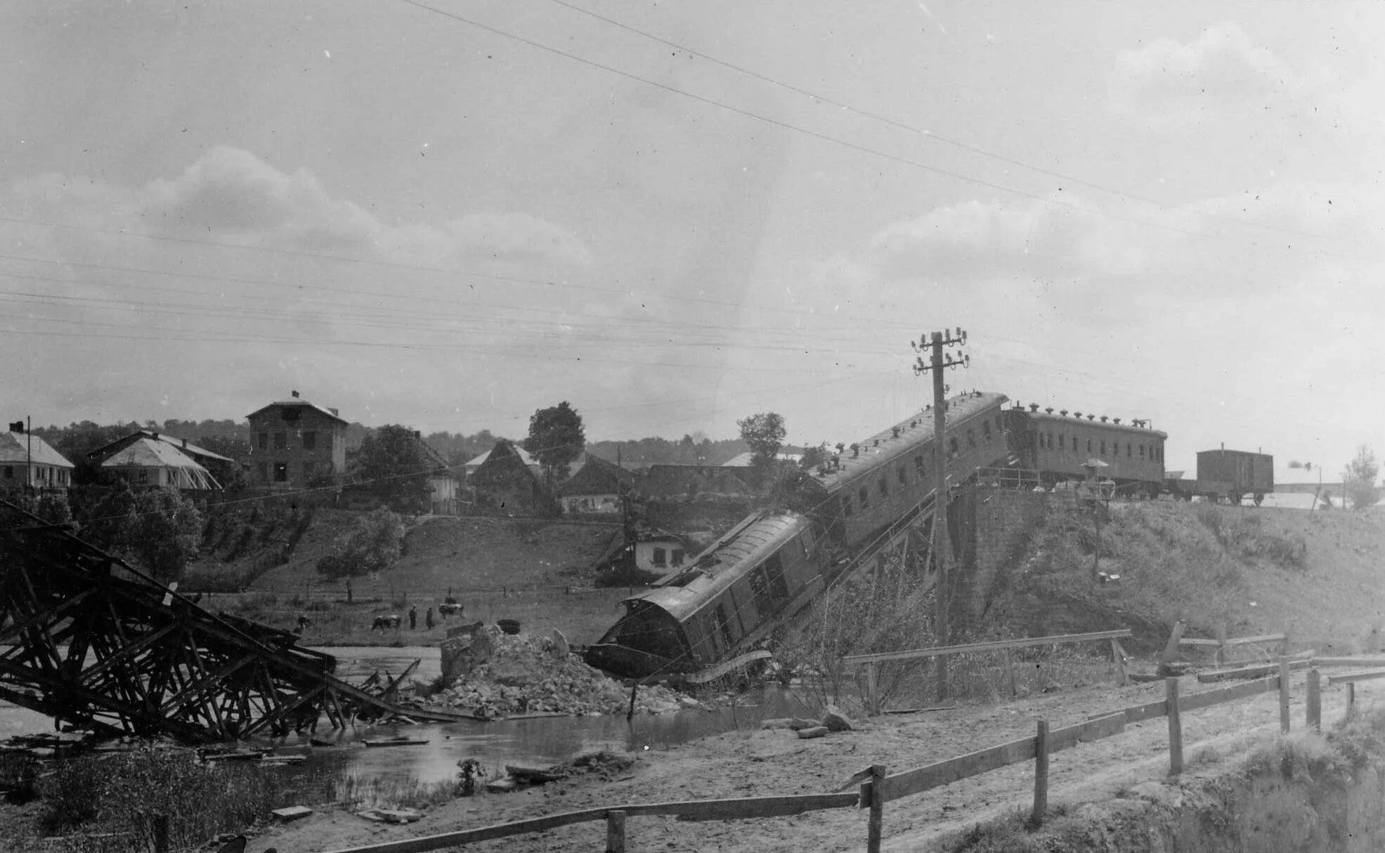 Разрушенная дорога. Разрушенная железнодорожная станция 1944. Плохие дороги. Разрушенная дорога. Железная дорога в блокадном ленинграде.
