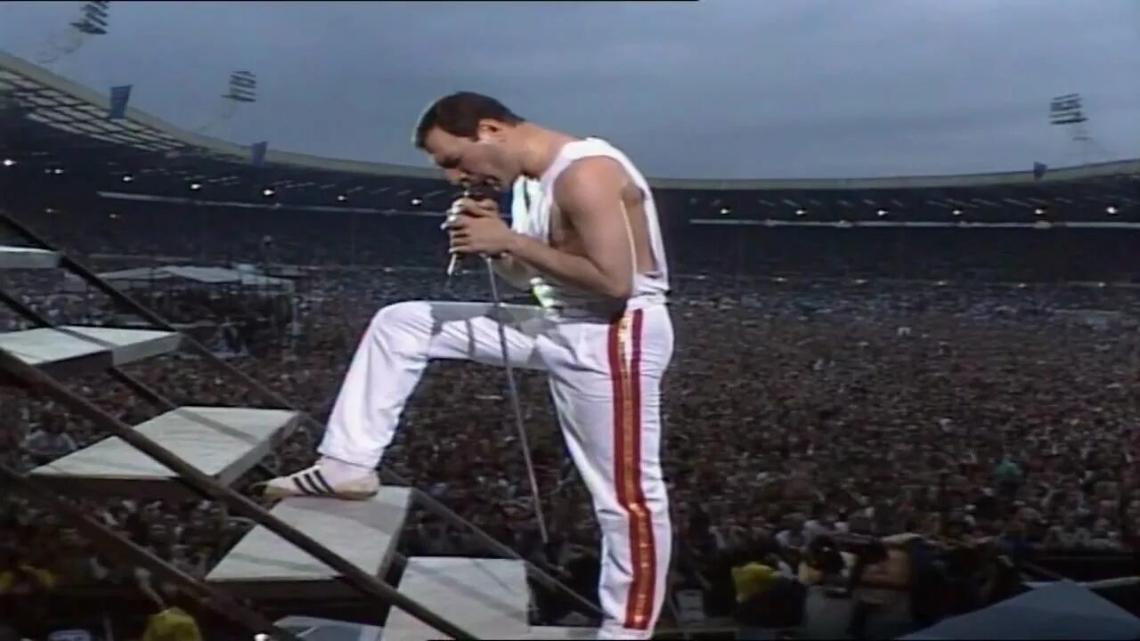 Квин стадион. Wembley Stadium Queen 1986. Freddie Mercury Wembley 1986. Queen at Wembley 1986. Queen Live Wembley 1986.