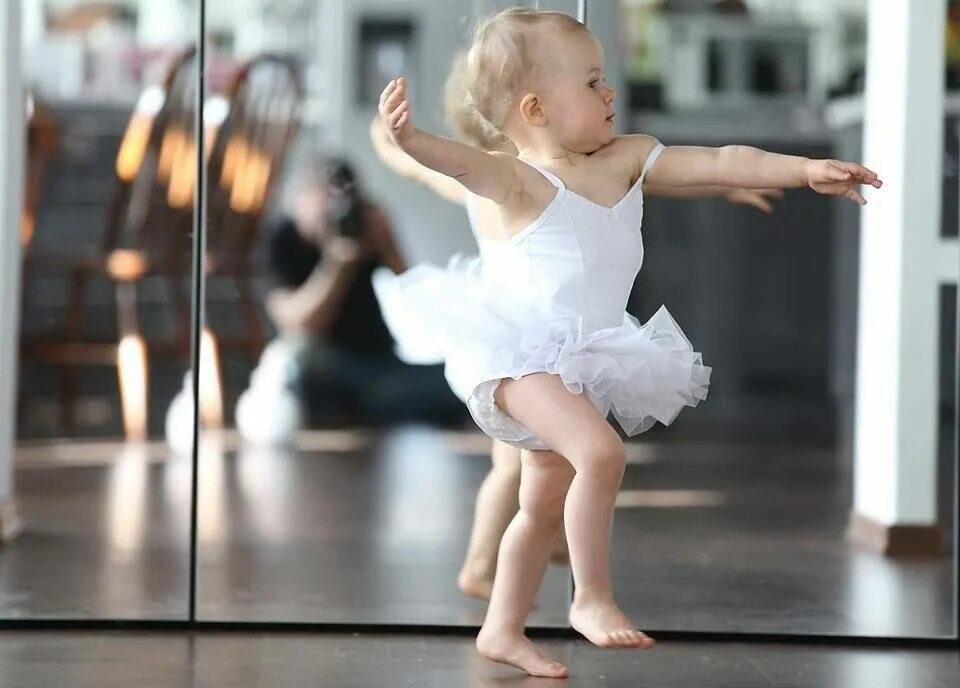 Приколы где танцуют. Хореография для детей. Малыши танцуют. Маленькие танцоры. Девочка танцует.