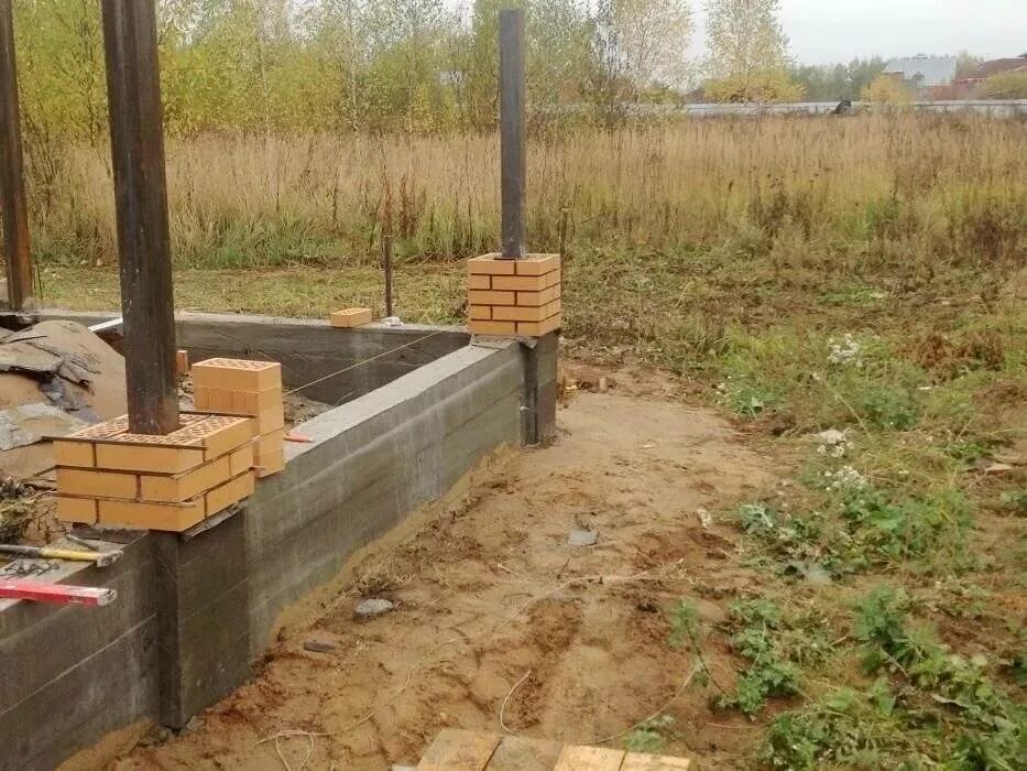 Фундамент под кирпичный столб. Фундамент под кирпичные столбы 380х380. фундамент под забор. фундамент под забор с кирпичными столбами. фундамент под кирпичный забор.