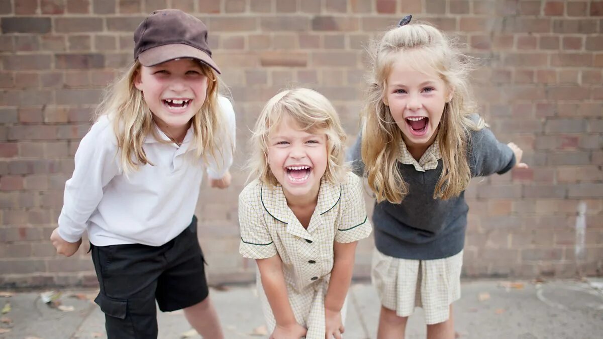 Children laughing. Ребенок дразнит. Дети смеются над другим. Дети дразнят ребенка.