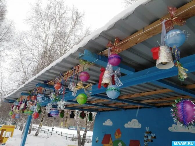 Зимняя веранда в детском саду. Зимнее украшение на веранду в садик. Украшение беседки в детском саду зимой. Зимнее украшение веранды в детском саду. Зимнее украшение на веранду в садик.
