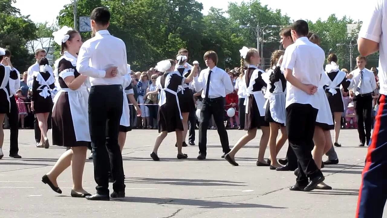 выпускной видетском саду. колокольчик для выпускников. школьный выпускной. до свидания школа. выпуск в школу.