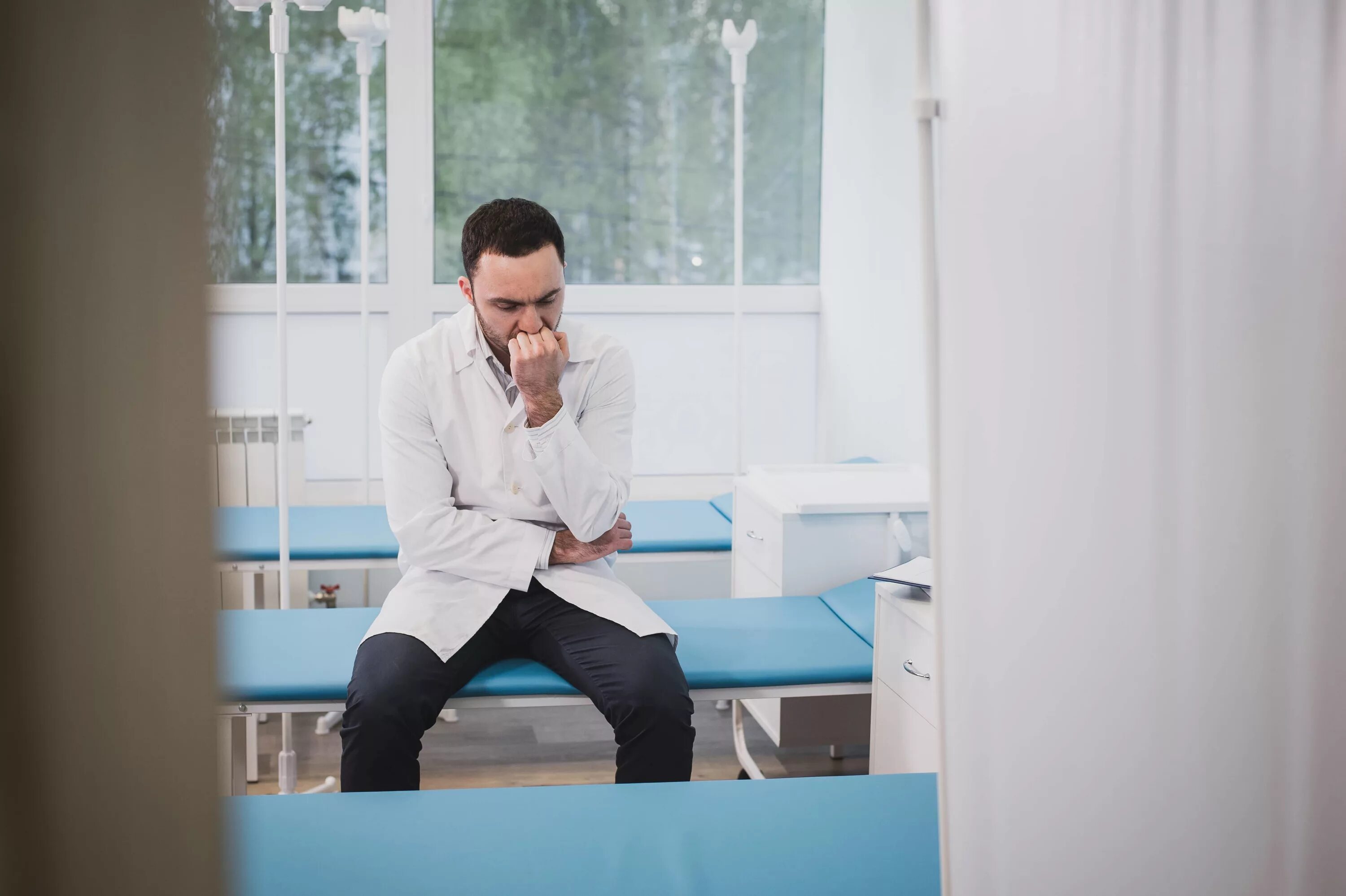 :доктор шон мёрфи сериал доктор 1 сезон 1 серия. доктор в халате сидит. врач мужчина. врачом становятся ночью. врачом становятся ночью.