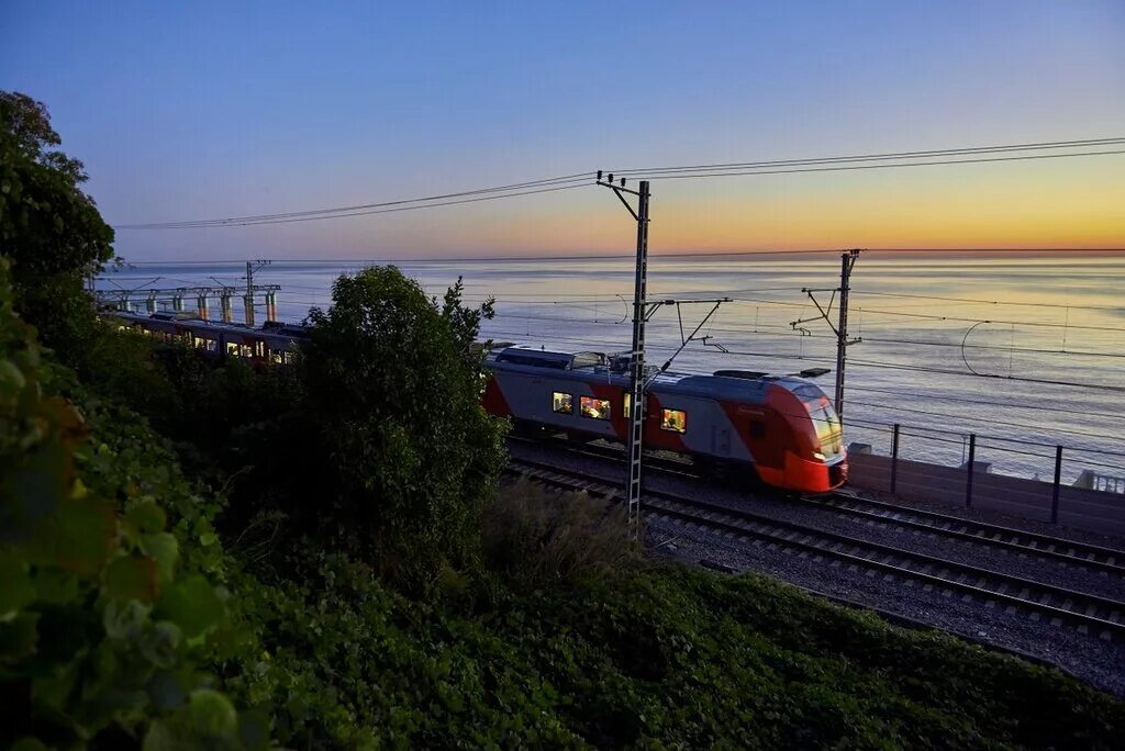 туапсе-сочи железная дорога вдоль моря. электровоз эп20 в адлере. поезда на лето в сочи. поезд на побережье. поезда на лето в сочи.
