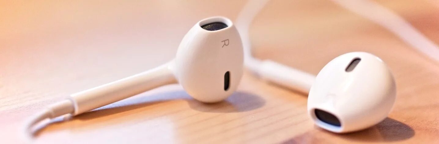 Как почистить наушники от айфона Earpods. Наушники iphone большие парень. Как почистить наушники от серы. Как почистить airpods3 от ушной серы.