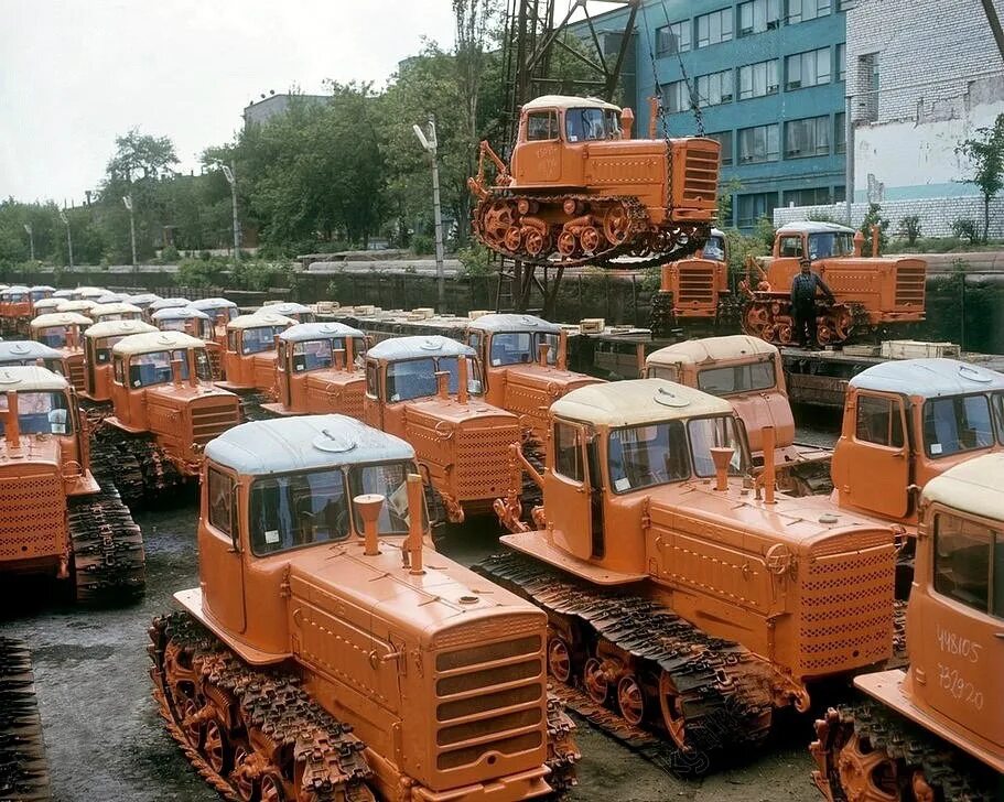 Тракторная платная. Волгоградский тракторный завод трактор ДТ-75. Павлодарский тракторный завод ДТ-75. Трактор СССР ДТ 75. ДТ-75 Павлодарский тракторный.