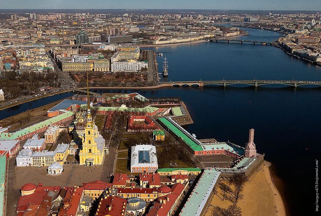 Покажи видео санкт петербурга. Петропавловская крепость с васильевского острова. петропавловская крепость с высоты птичьего полета. санкт-петербург с птичьего полета. санкт-петербург петропавловская крепость с птичьего полета.