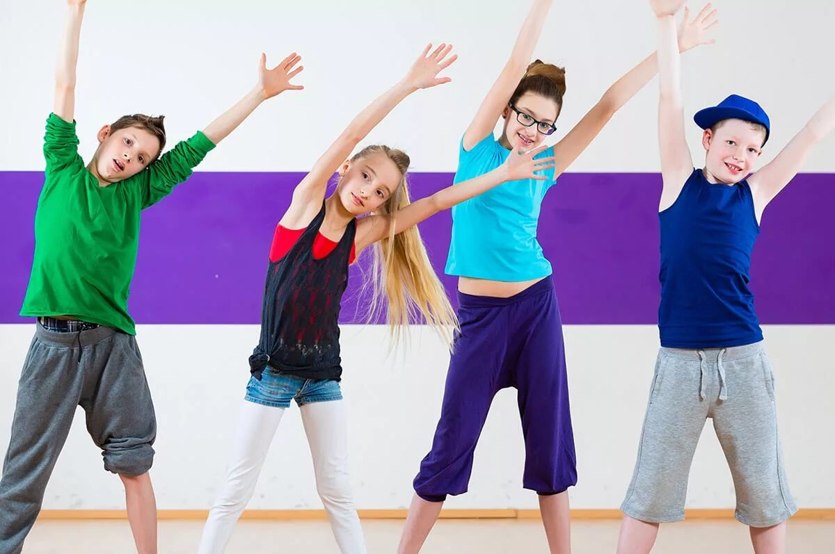 В группе современного танца 46 детей. Детские современные танцы. Подростки танцуют. Школа современных танцев для детей. Танцевальная аэробика для детей.