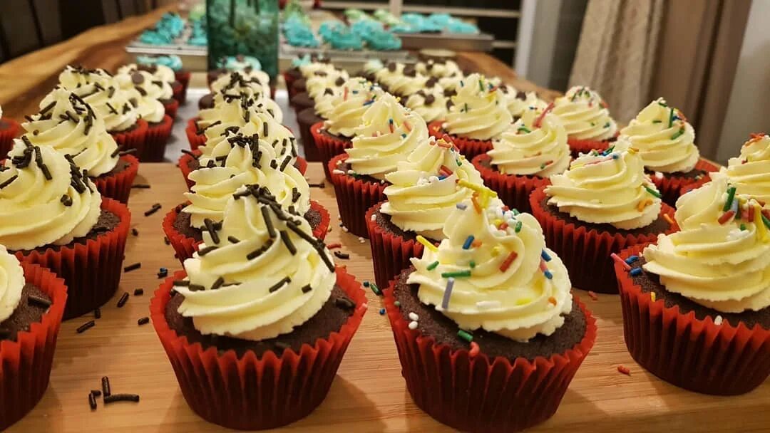 Свит проджект самая новая. Торты капкейки на юбилей 50 лет с зефиром. Us sweets. Север шоу елена север. Свит слушать.