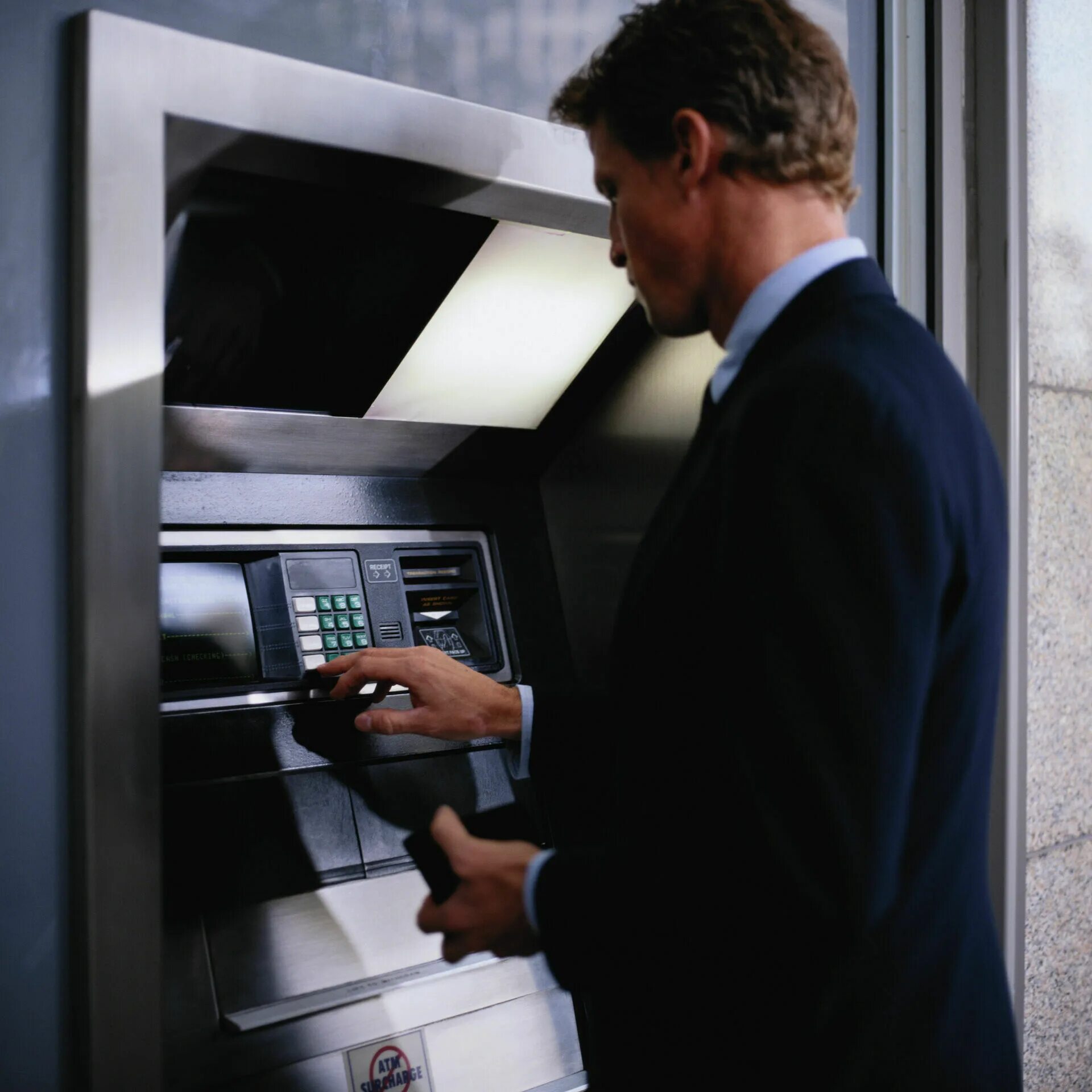 Для каких операций используют банкомат чаще всего. Человек у банкомата. Компьютер в банковских операциях. Банкоматы банков. Деньги в банкомате.