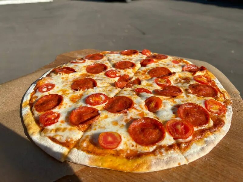 Welcome to pizza. Буррата фокачча. Пицца на соколе. Кусок пиццы пепперони. Декор в пиццерии летнее обновление 2023.