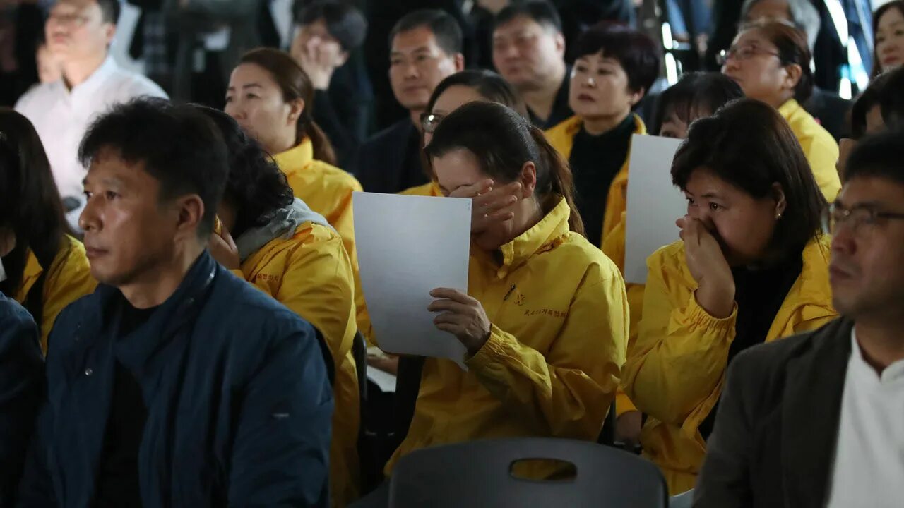 Mv sewol. Севоль трагедия 2014. Корейская школа данвон трагедия. Южная корея крушение парома севоль 2014. Старшая школа данвон.