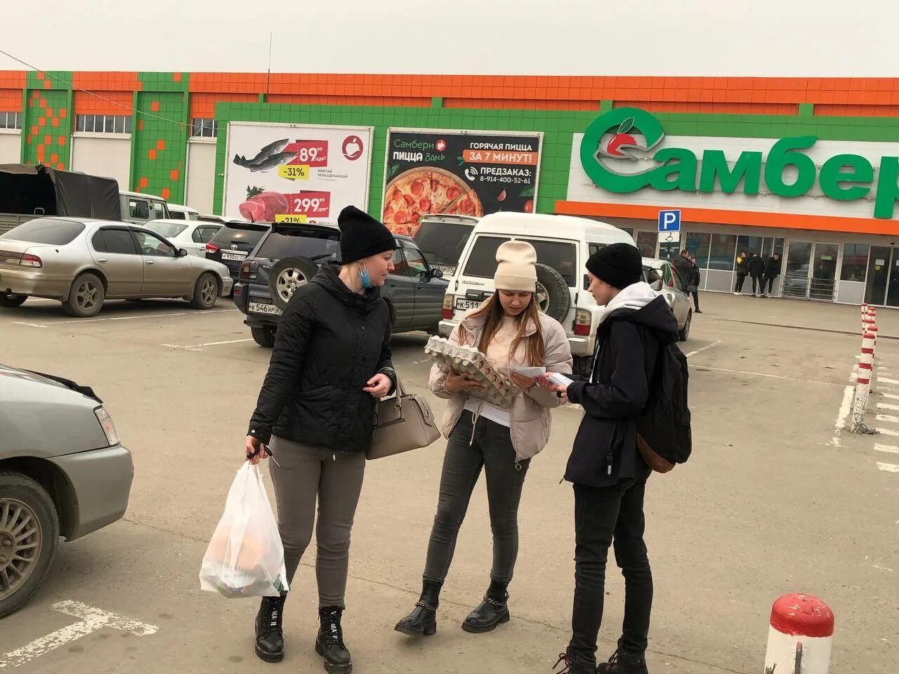 Раздача листовок на улице. Маркетинг&реклама барнаул. Раздавать листовки в адыгее. Расклейка листовок барнаул. Раздача листовок в ростовой кукле.