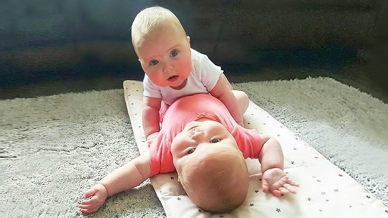 Best videos baby. Поставь видео ребенок. Дети с игрушкойудивлены рады. Смешные близнецы. Фулл видео детей.