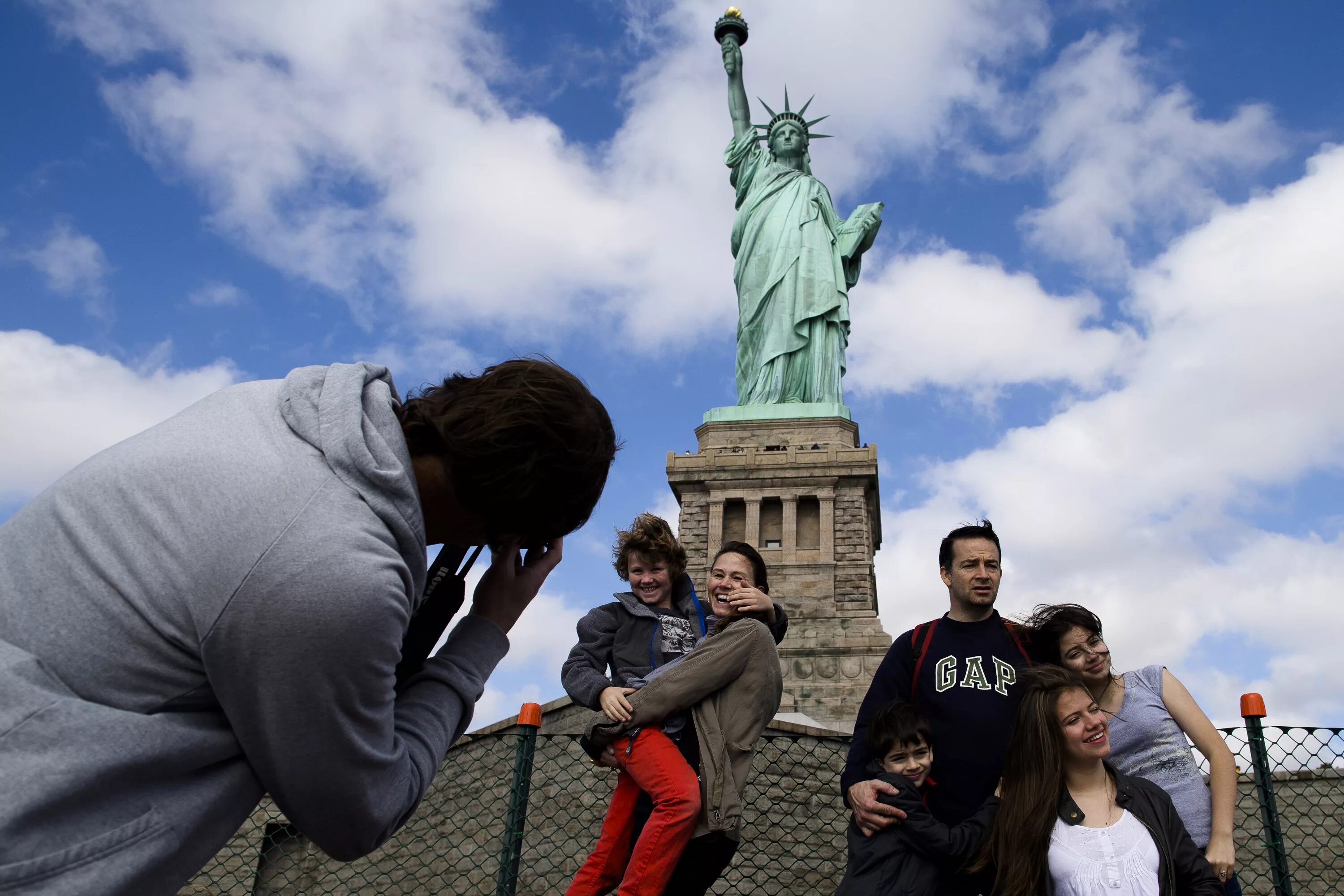 Statue of Liberty Нью-Йорк. Статуя свободы на фоне Нью-Йорка. Нью Йорк памятник Свобода. Нью Йорк около статуи свободы.