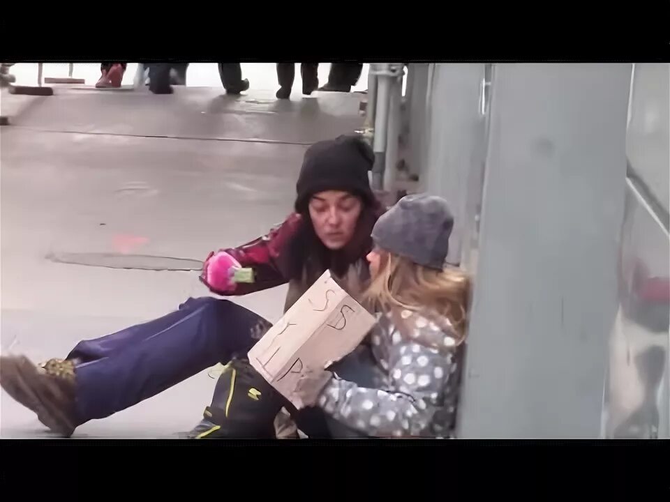 Блогерша отдалась бомжам. Бездомная девушка на улице. Бездомные люди около вокзала. Американские бездомные девушки.