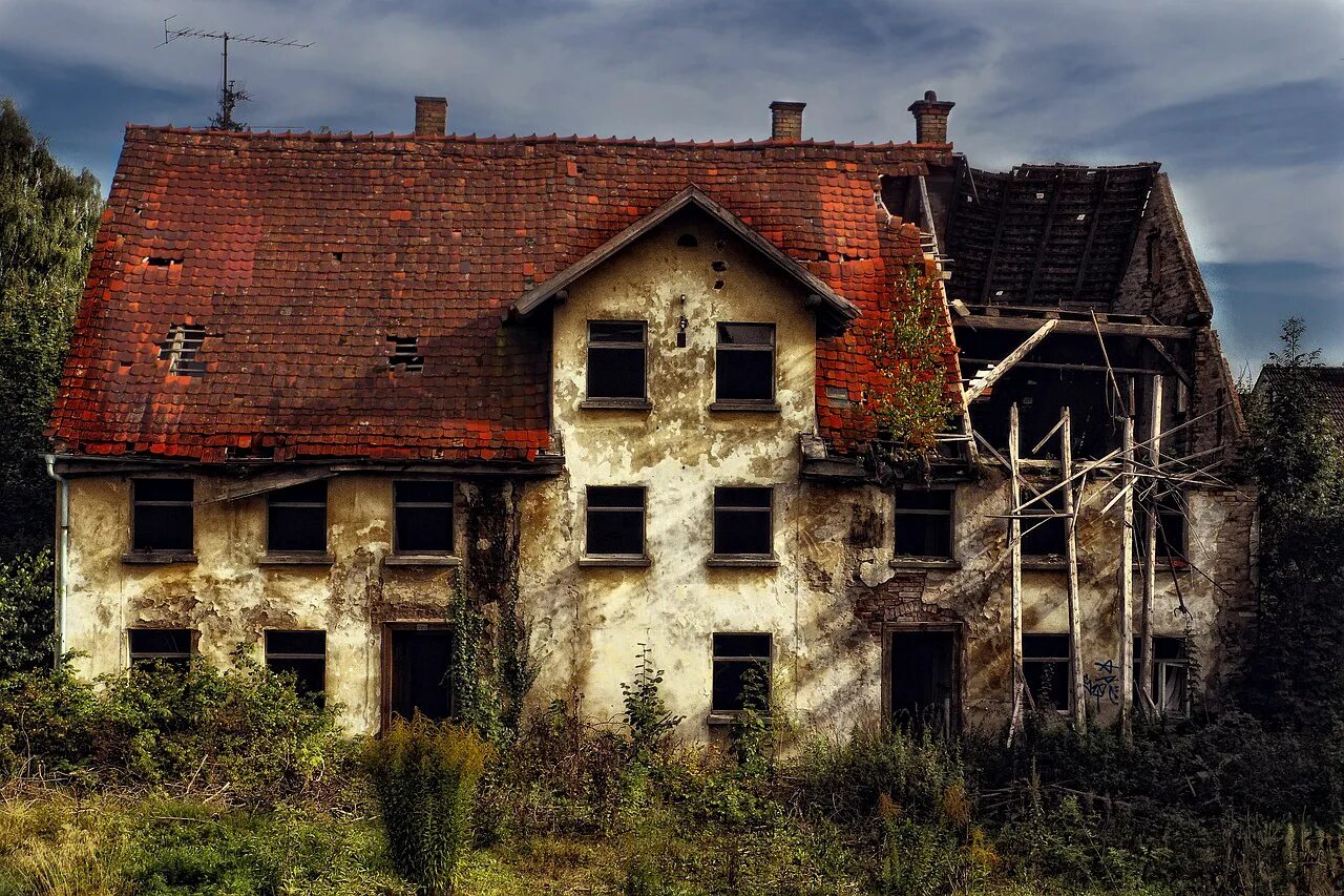 Есть пустующие дома. Старый дом. заброшенный дом. заброшенные дома. старые дома.