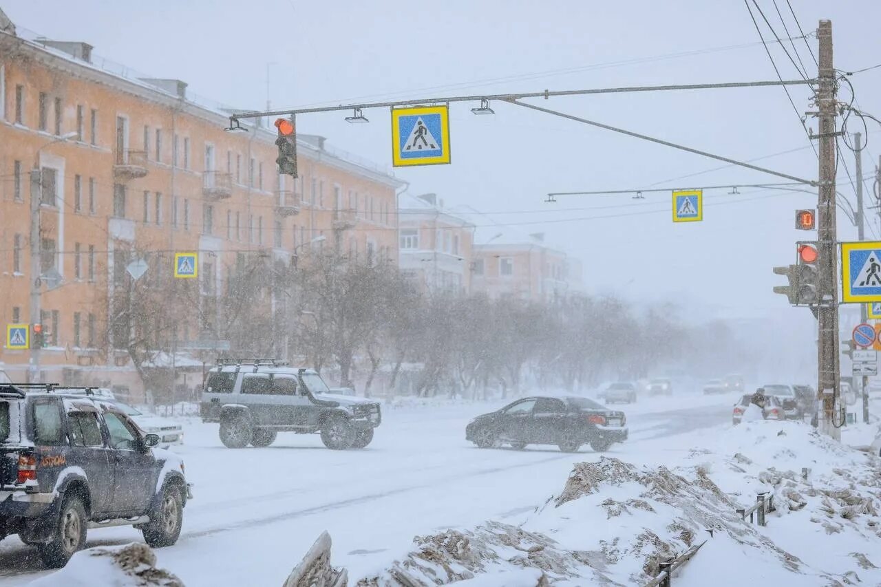 Погода комсомольск по часам. Снегопад в городе. Снежное утро. Утро снег город. Снежное утро февраля.