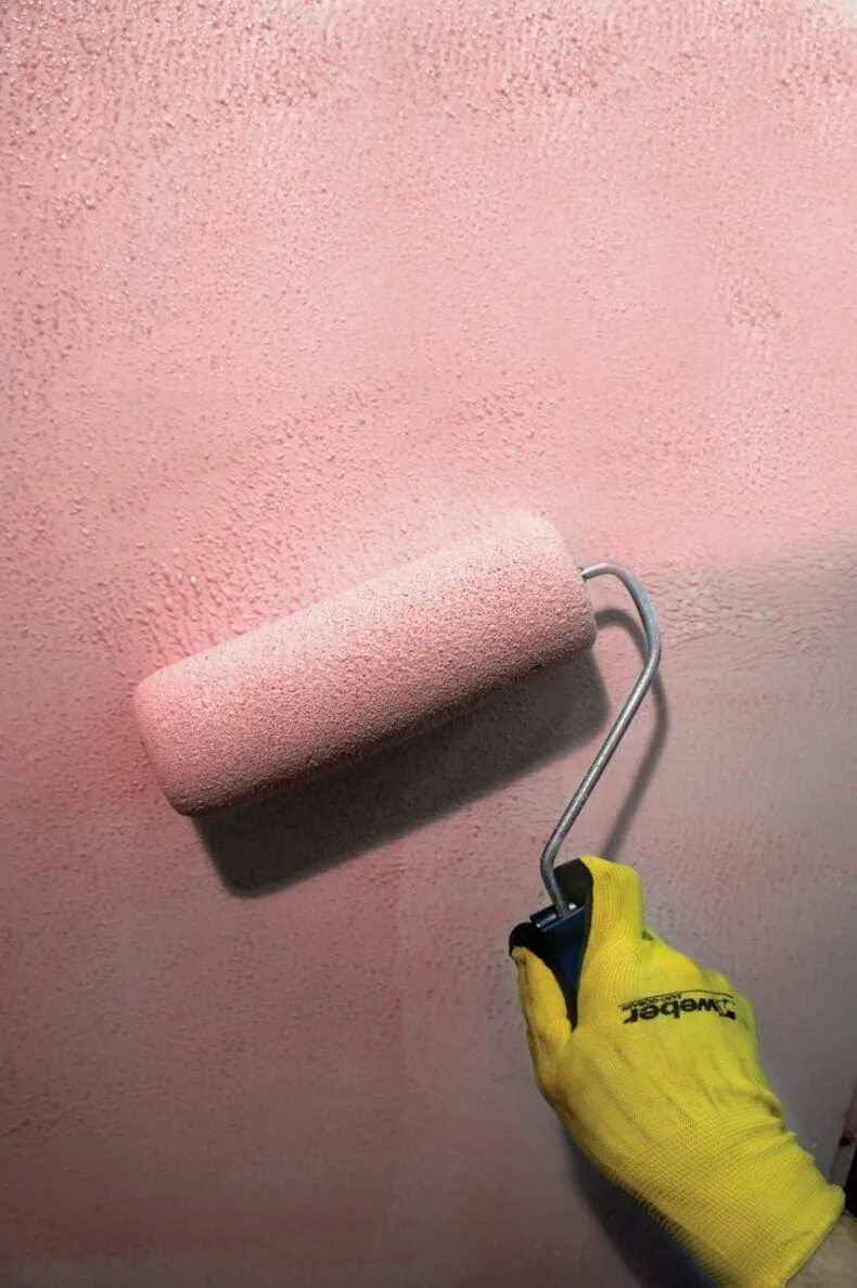 Какой краской можно красить обои. Грунтовка стен бетоноконтактом. Окраска стен. Валики для покраски стен водоэмульсионной краской. Покраска стен водоэмульсионной краской.