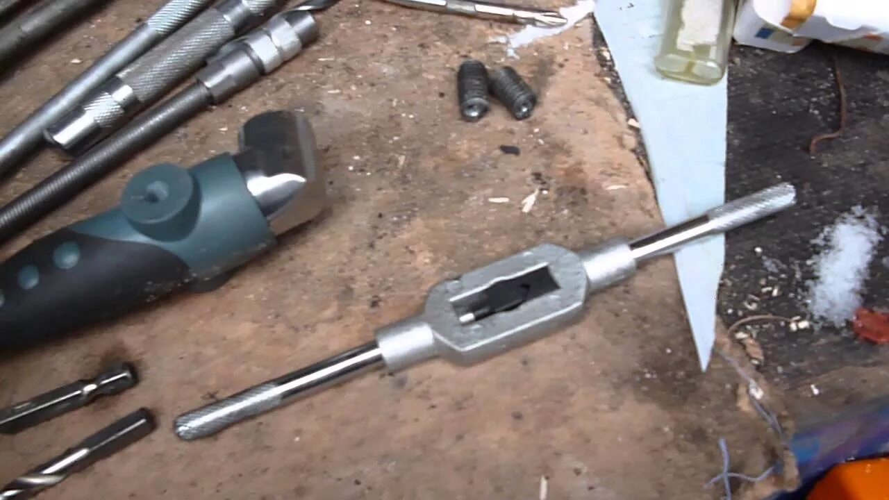 Каким сверлом высверлить болт 6. Выкрутить заломыш болта. Сломанный болт. Сверло м10. Как высверлить сломанный.