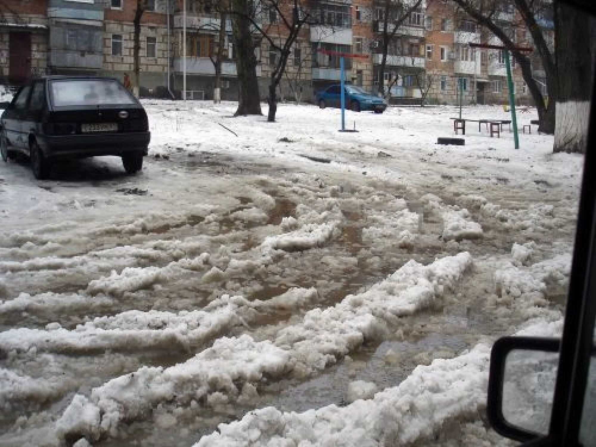 Весенняя слякоть в городе. Снег во дворе. Сугробы во дворе. Снегопад в городе. Тающие сугробы снега