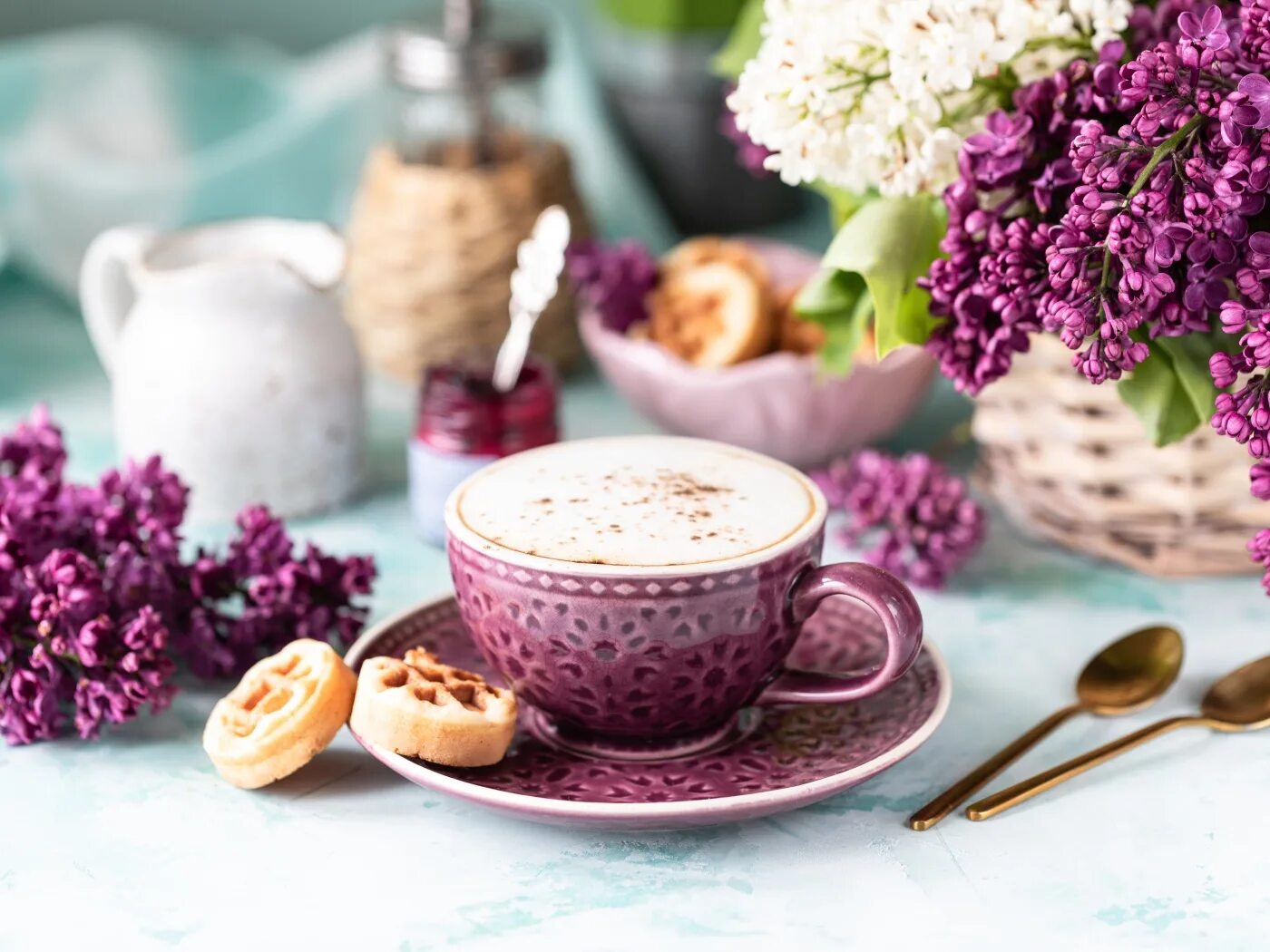 Доброе утро картинки 2023. Кофе и цветы. Чашка кофе и сирень. Завтрак с цветами.