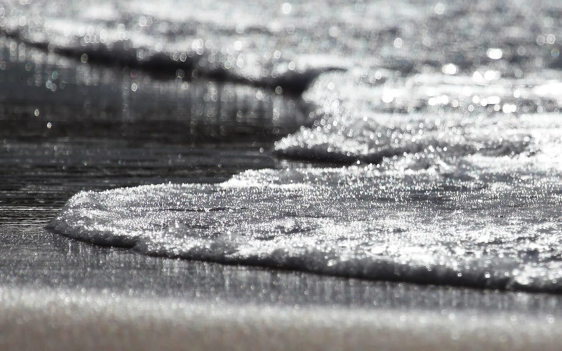 Едва заметно будто капли воды блестели. Блестящая вода. Вода дерево блеск. Текстура луж чб. Блеск волн черно-белое фото.