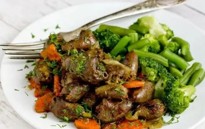 Куриные сердца с морковью. Куриные сердечки с морковью и луком картинки. куриные сердечки с морковью и луком рецепт магазина евроспар.