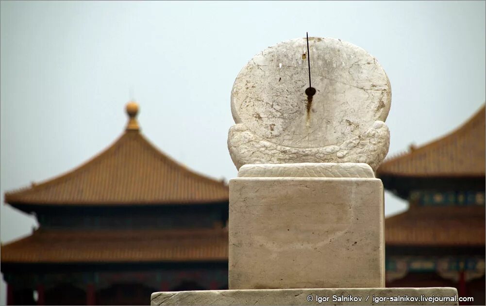 Название часов в китае. Солнечные часы в древнем Китае. Гномон в Китае. Запретный город Китай солнечные часы. Гномон в древнем Китае.