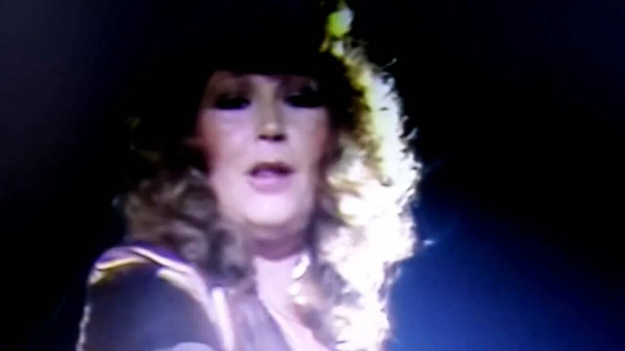 Пугачева песня пальто. Пугачева Канатоходка Миньон. Alla Pugacheva 1984 - бумажный змей.