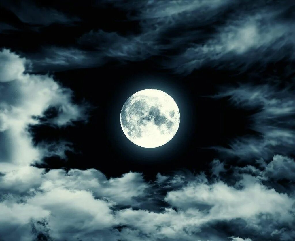 Clouded moon. Луна и звезды. Ночь Луна облака. Луна закрытая облаками. Облака закрывают луну.