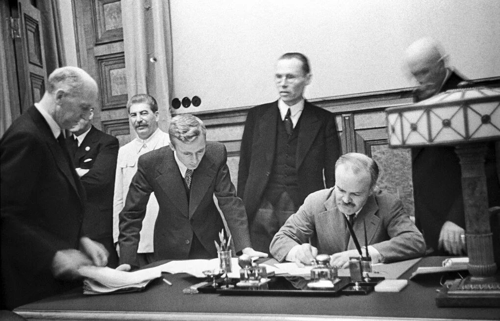 Пакт молотов риббентроп сталин. Советско-германский договор о ненападении 23 августа 1939. Договор ссср и германии 1939. Сталин и гитлер пакт о ненападении. Иоахим фон риббентроп и молотов.