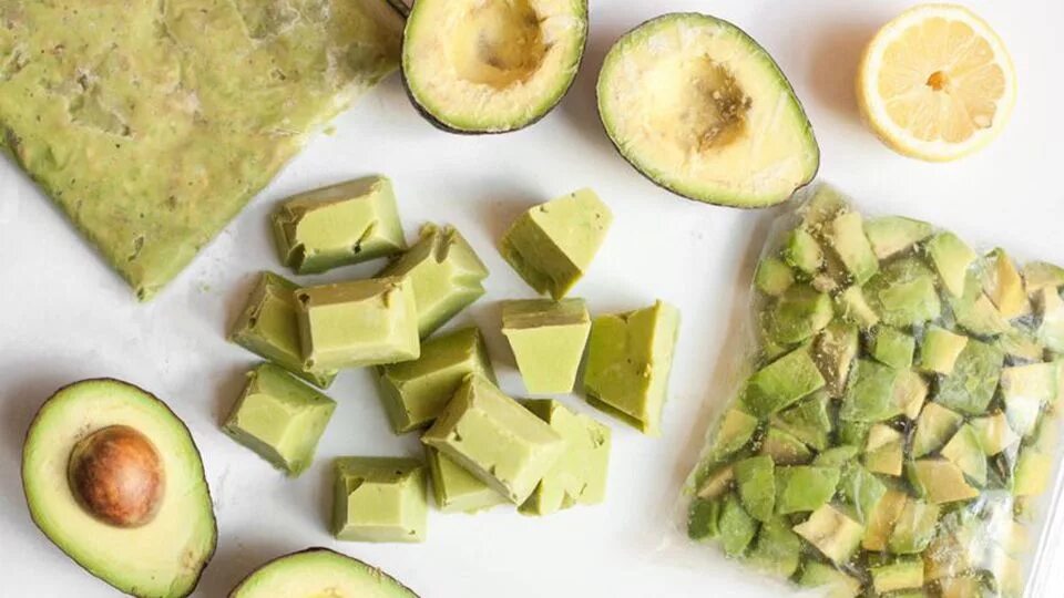 заморозка авокадо. гуава кубики. авокадо половинки заморозка. заморозка авокадо. авокадо в морозилку.