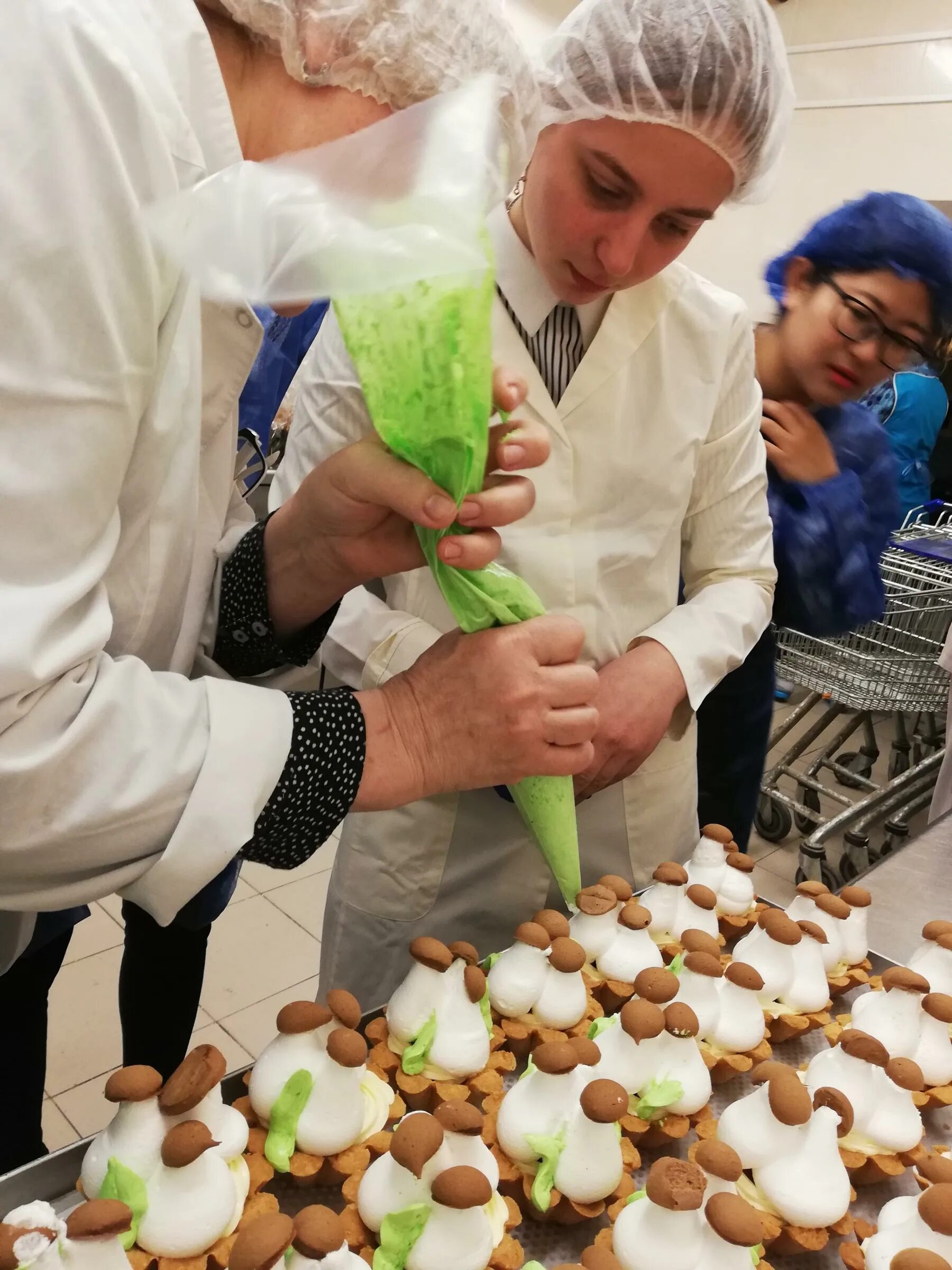 кондитер. кондитер из санкт-петербурга девушка. мастер класс по выпечке тортов. кондитерская школа. сколько стоят курсы кондитера.