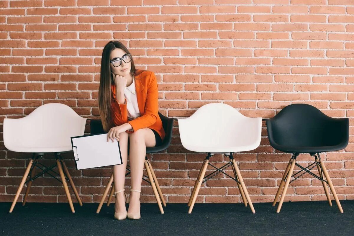 Ladies waiting. Бизнес-леди в командировке. Lady in waiting. Энн гленконнер фрейлина. Ladies in waiting.