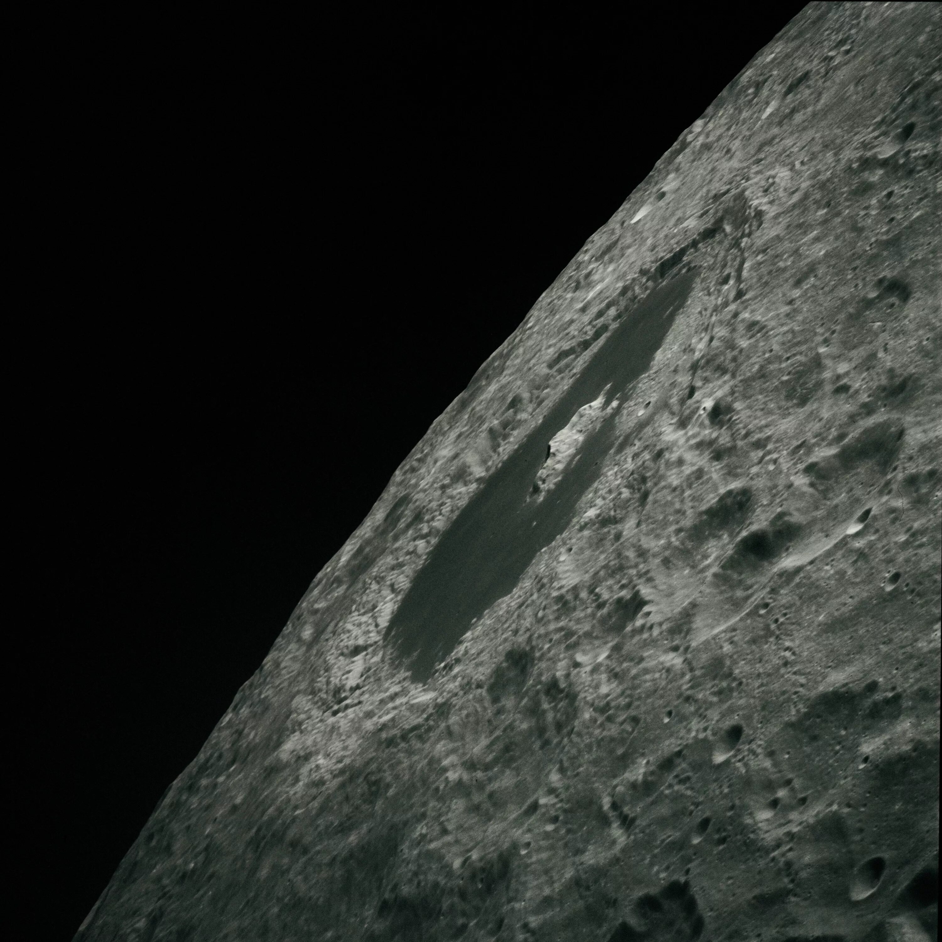 Обратная сторона луны есть. Кратер Tsiolkovskiy. Кратер Аполлон на Луне. Apollo 13 Спутник. Обратная сторона Луны.