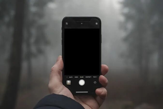 Черная камера на айфоне. Камера айфона черная. На айфоне камера черный экран. Камера с айфона 12 черным экраном. Камера айфона маленькая чёрная.
