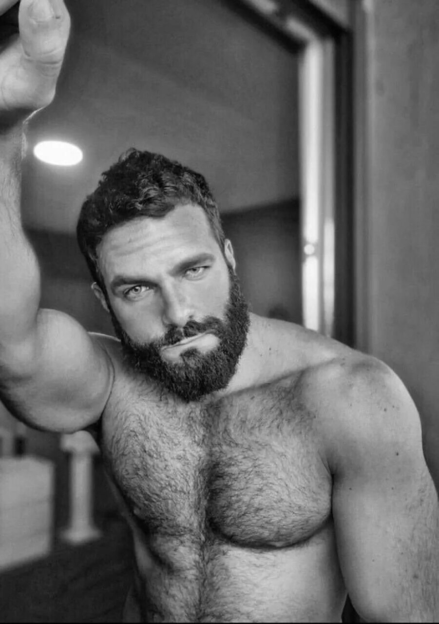 Бородатый мускулистый мужчина. Бородатый мачо. Модели бороды для мужчин. Бородатые мужчины с длинными волосами. Tom busson длинные волосы.