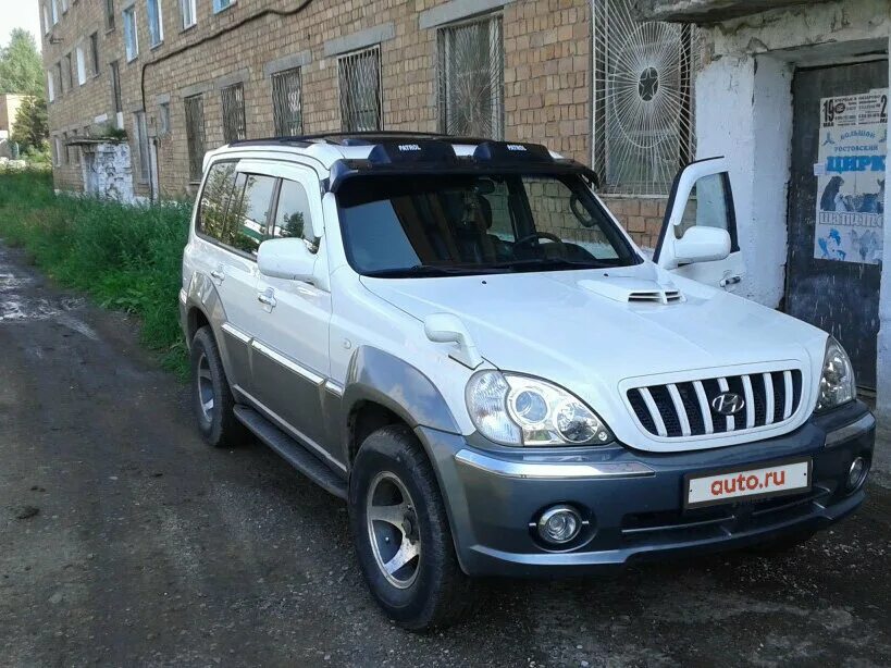 Хендай терракан 2.5 купить. Hyundai Terracan 2002. Hyundai Terracan 2.5 дизель. Hyundai Terracan 2003 дизель. Белый таракан Хендай Терракан.