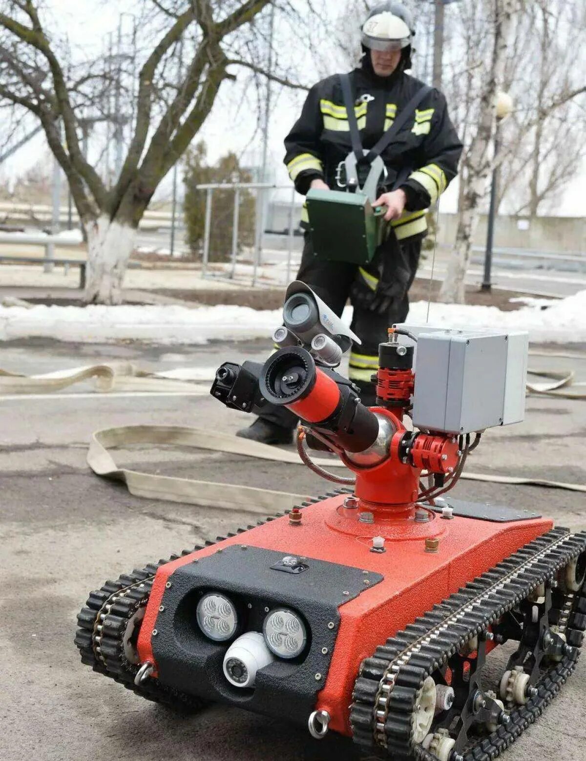 Роботы для обеспечения безопасности. Роботизированный пожарный комплекс taf20. Радиоуправляемый робототехнический комплекс пожаротушения кедр. Робот пожаротушения Прометей. Мобильные роботизированные противопожарные комплексы (МРК-П).