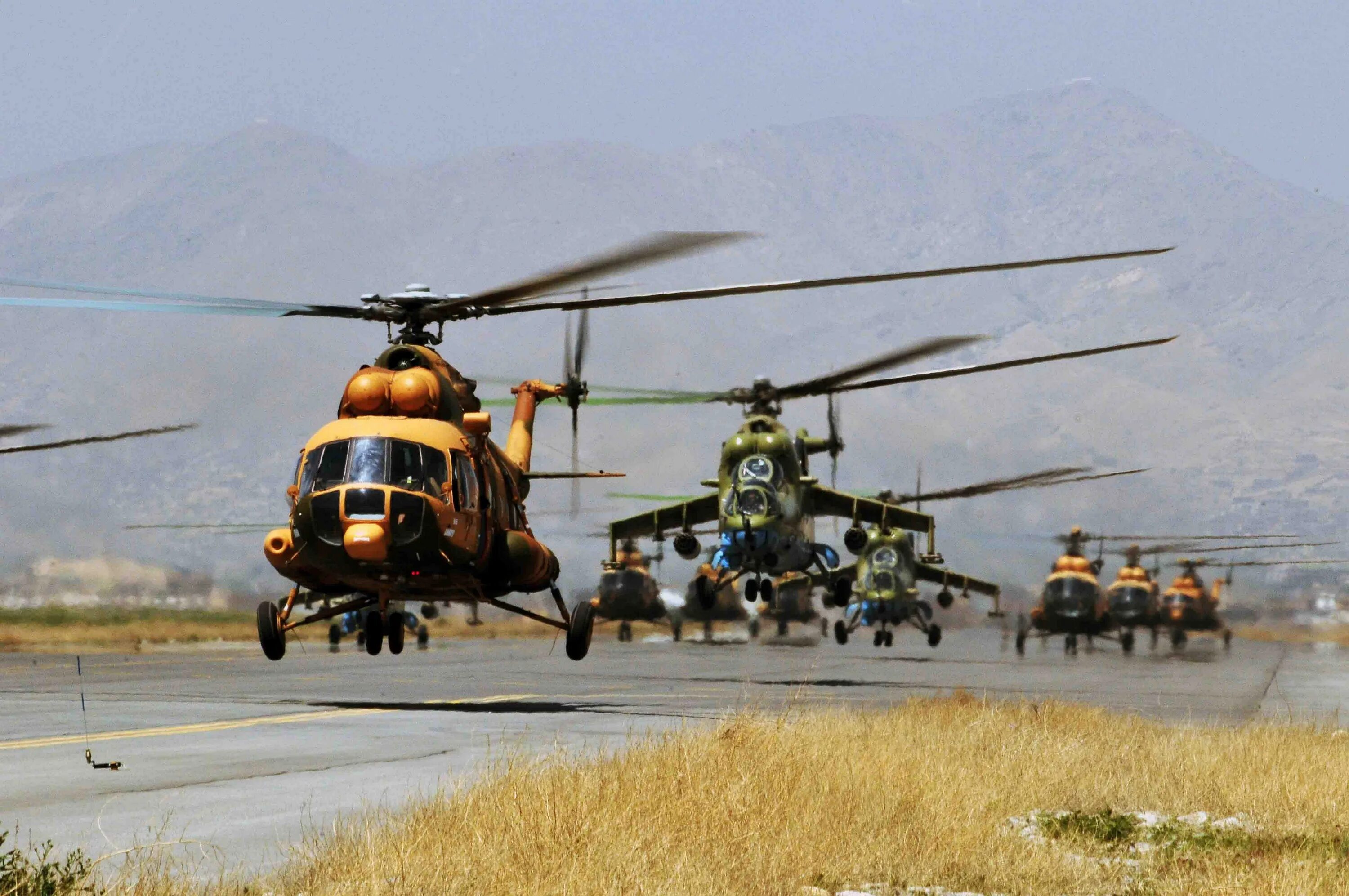 Вертолет перебрасывал отряд. Ми-17 ВВС Афганистана. Ми-17 вертолет. Ми-24 в Афганистане. Ми17 вертолет военный.