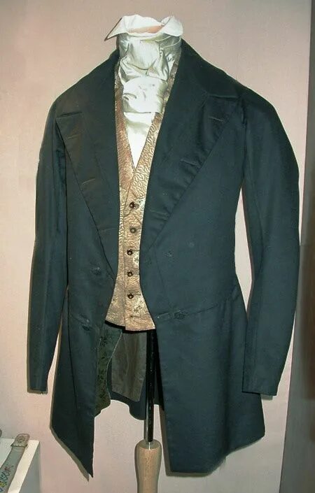Сюртук также считался верхней одеждой. Купеческий сюртук 19 века. Фрак мужской 19 век. Купеческий костюм 19 века мужской.