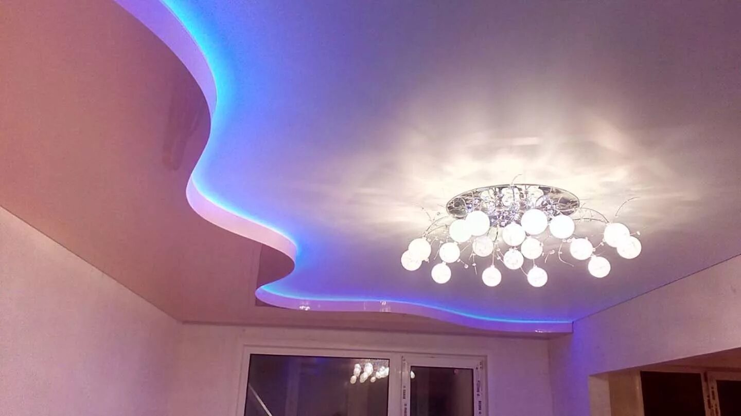 Двухуровневые натяжные потолки. Двухъярусные натяжные потолки. Фотопечать небо на натяжных потолках. Двухъярусный потолок. Два потолка цен.