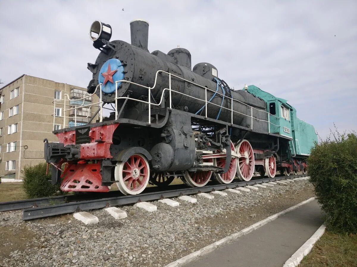 Паманятник паровоз «Су 211-75». Памятник паровозу в Хабаровске. Паровоз Су 214. Зеленогорск Красноярский памятник паровоз. Кунгур паровоз