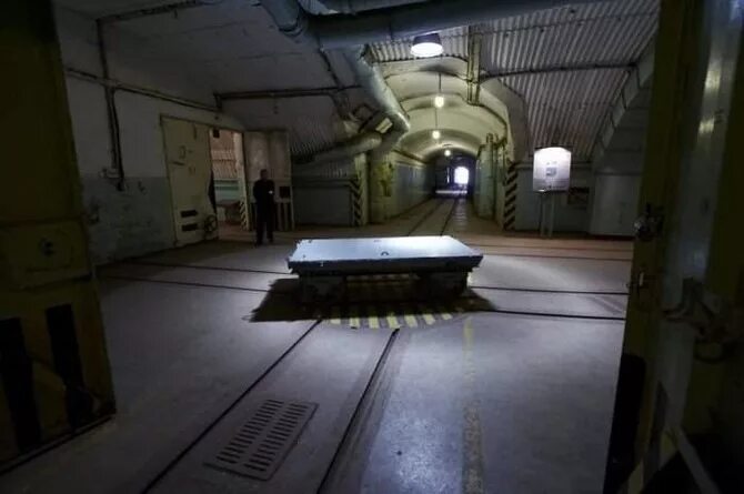 Объект слева
